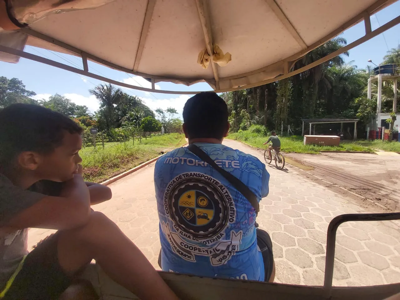 O caminho que leva à Ilha de Cotijuba é composto por ruas sem qualquer infraestrutura, apresentando, inclusive, diversos buracos ao longo do trajeto