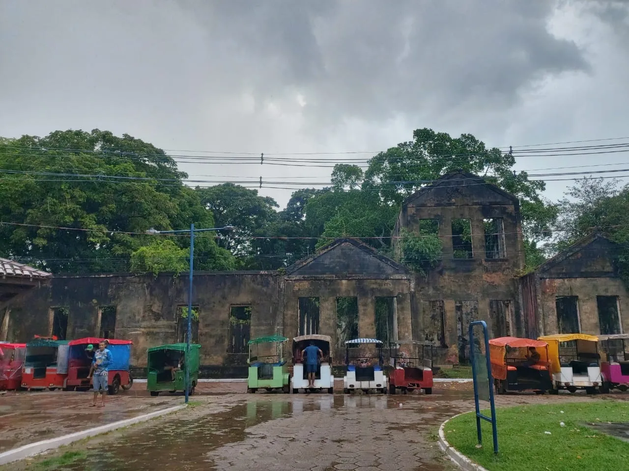 Para se chegar à Ilha do Cotijuba, é necessário utilizar uma motorrete, veículo adaptado, semelhante a uma motocicleta, destinado ao transporte de moradores e visitantes