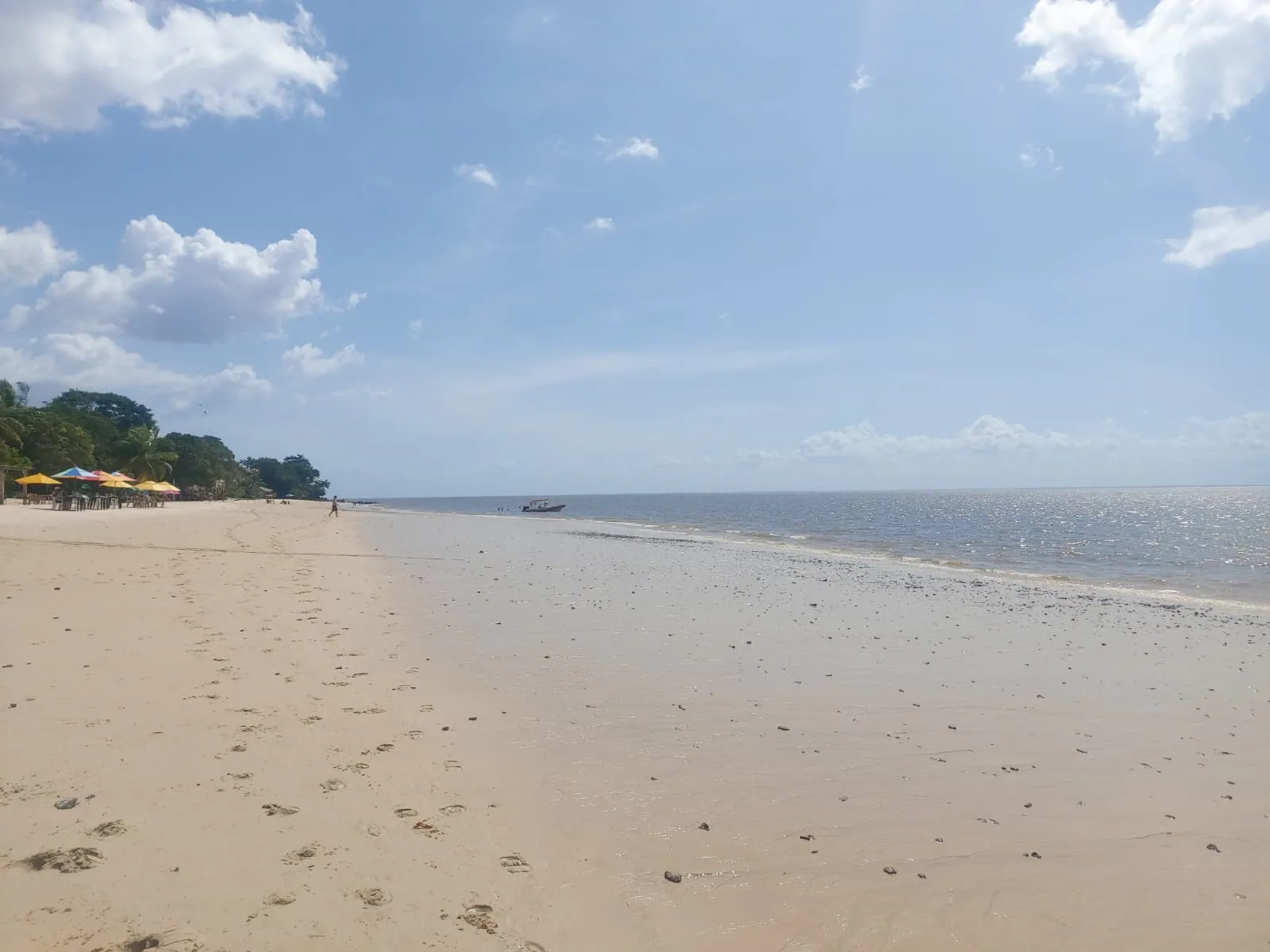 Situada às margens da Baía do Marajó, a Ilha de Cotijuba está localizada nas proximidades de Belém e é banhada por um mar de água doce
