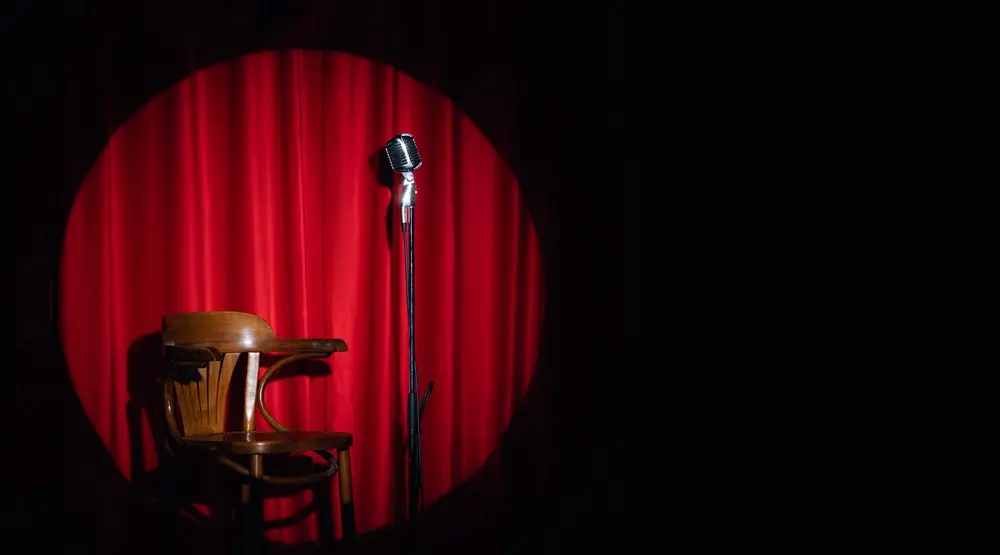 Na imagem, palco isolado representando situação de humor vexatória