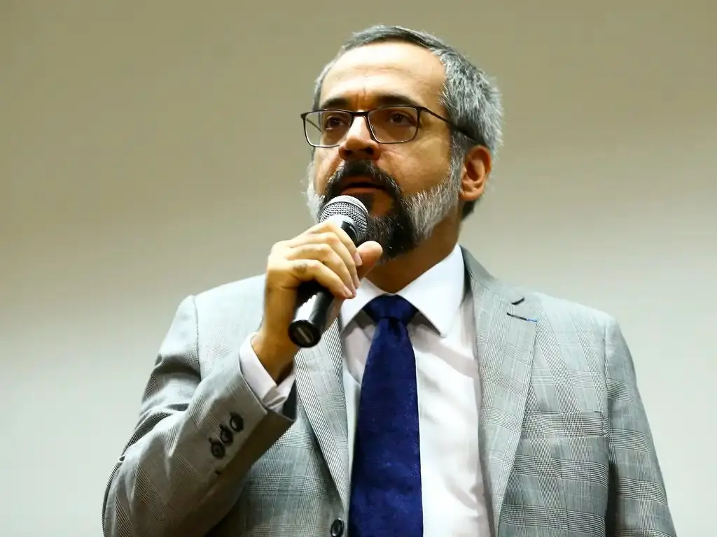 Imagem da notícia: Abraham Weintraub reage a depoimento de Bolsonaro no STF: 'Fui muito otário'