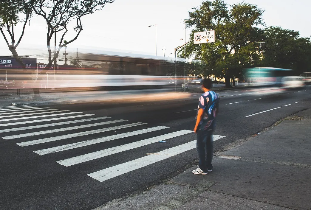 Código orienta que pedestres utilizem faixas específicas para cruzar vias, desde que estejam a até 50 metros dele