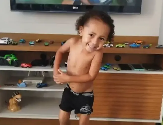 Imagem da notícia: Criança de 3 anos morre atropelada ao sair correndo para rua em SP; família alega negligência médica