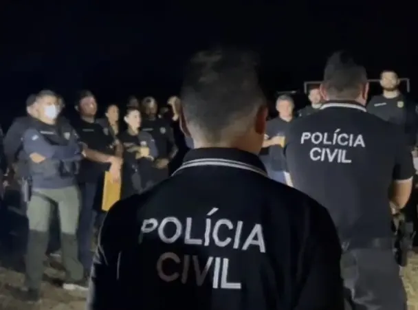 Imagem da notícia: Quem é a advogada presa em Sobral com bilhetes que teriam sido escritos por detentos ligados ao CV