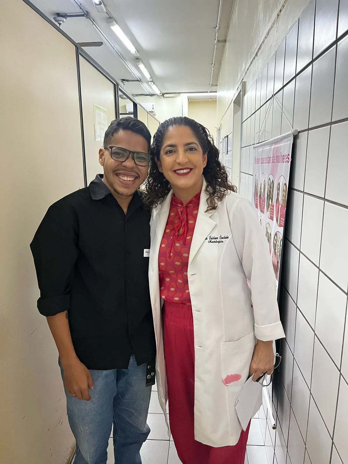 Após primeira consulta com Cristiane Coutinho, Gael pediu um registro ao lado da médica para marcar o momento