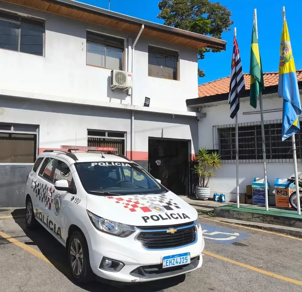 Imagem da notícia: Criança salva mãe de violência doméstica após conseguir ligar para a Polícia, em SP