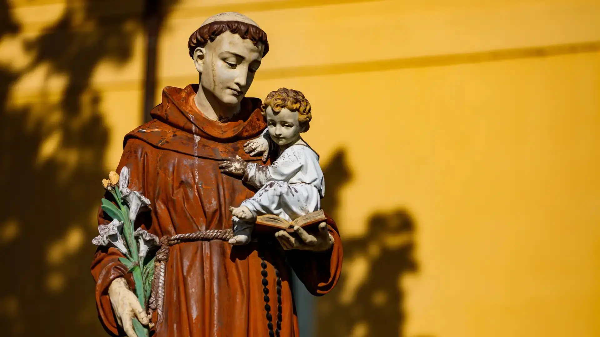 Imagem da notícia: Copo d'água, travesseiro e espinhos no perfume, confira 9 simpatias para o Dia de Santo Antônio