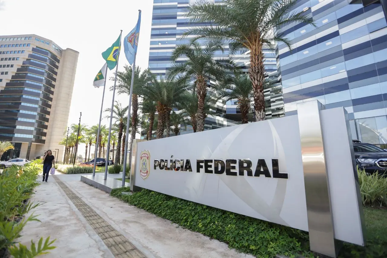 Imagem da notícia: Inscrições para concurso PF terminam nesta sexta (13); certame prevê salários de até R$ 26,8 mil