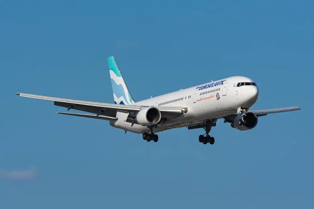 Imagem de uma aeronave da EuroAtlantic voando no céu
