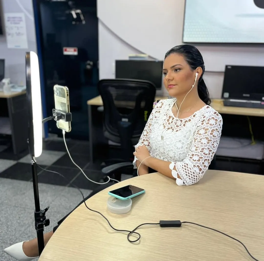 Karla conta que o rádio foi a primeira paixão no Jornalismo, mas a TV veio logo em seguida