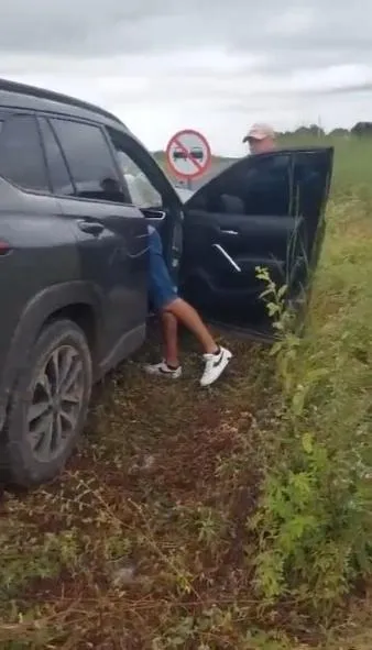 Familiares da vítima registraram que o veículo envolvido no acidente foi violado por homens que retiraram objetos de dentro antes de a Polícia chegar