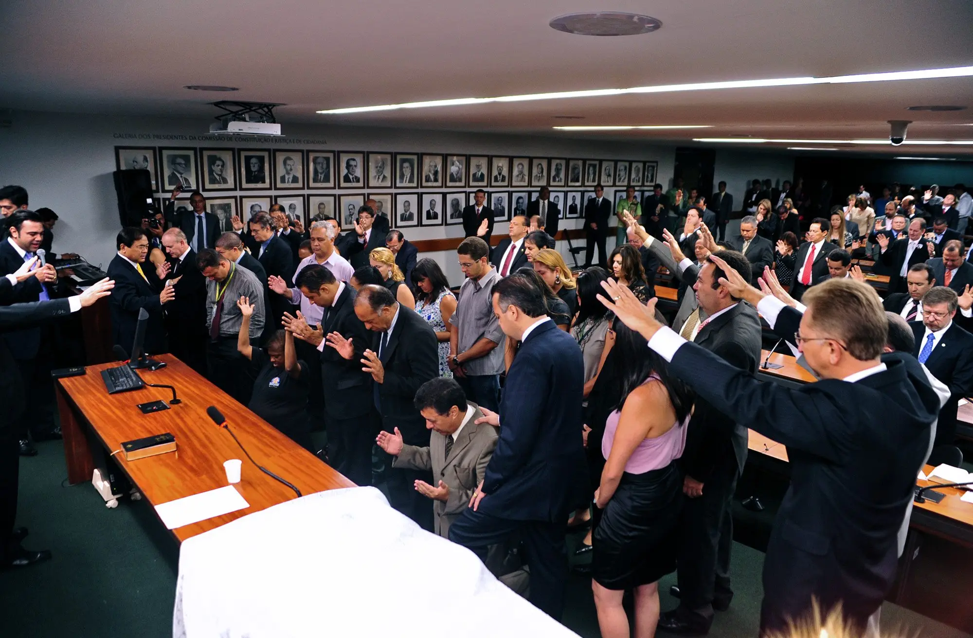 Imagem da notícia: Como as mudanças no perfil religioso da população têm influenciado a política no Brasil