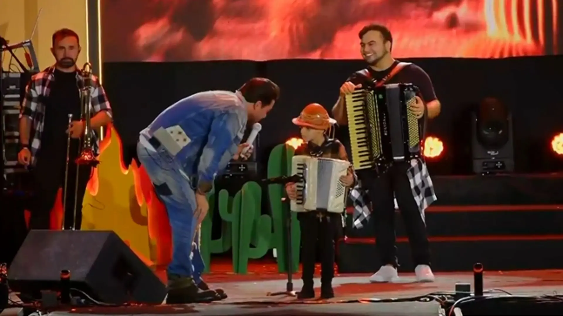 Imagem da notícia Com apenas 6 anos, sanfoneiro emociona público durante show de Wesley Safadão no Ceará; veja imagens