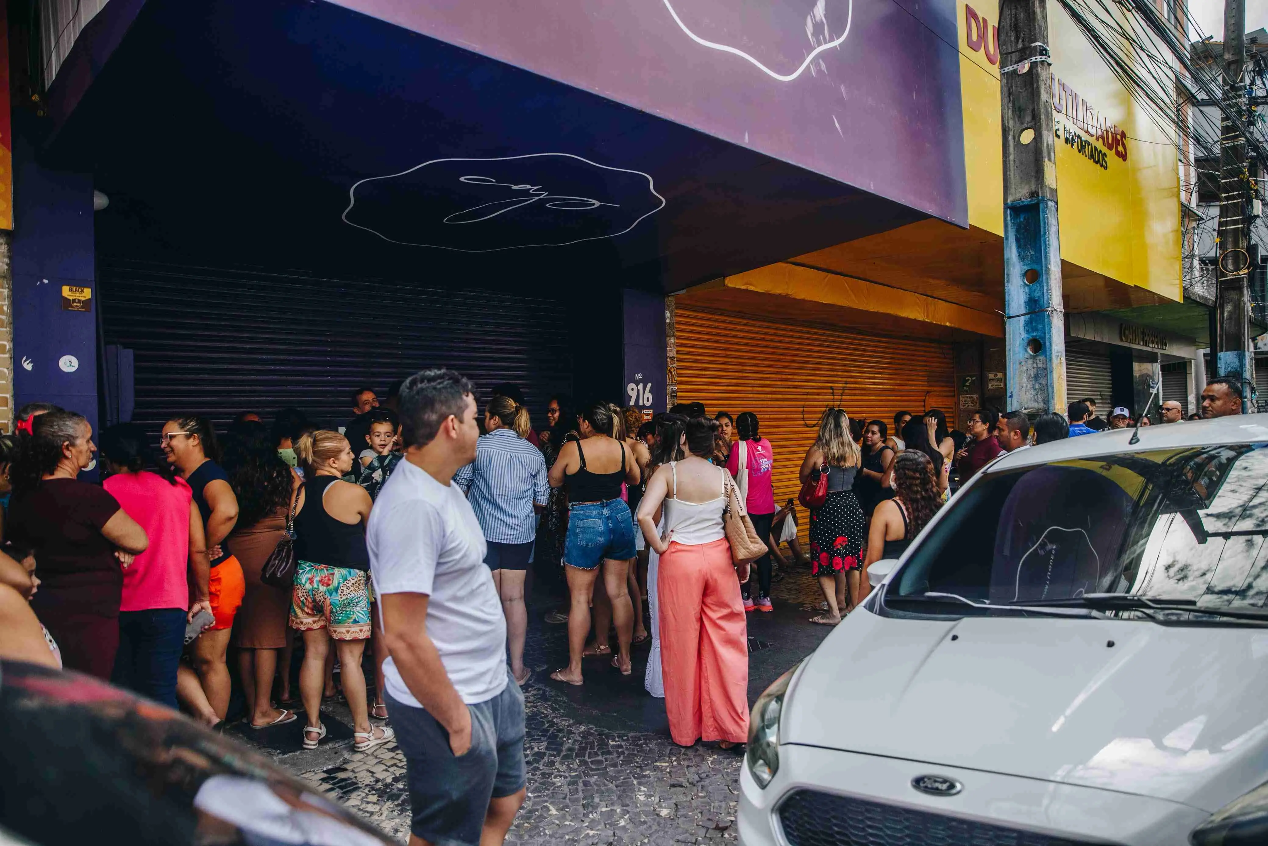 Imagem da notícia: Com pratos a R$ 10, loja de cerâmica no Centro de Fortaleza registra filas gigantes neste domingo