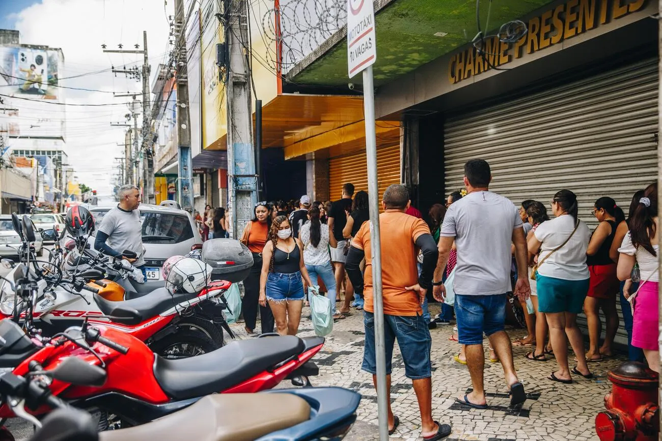 Filas se formaram ainda no início da manhã deste domingo (15)