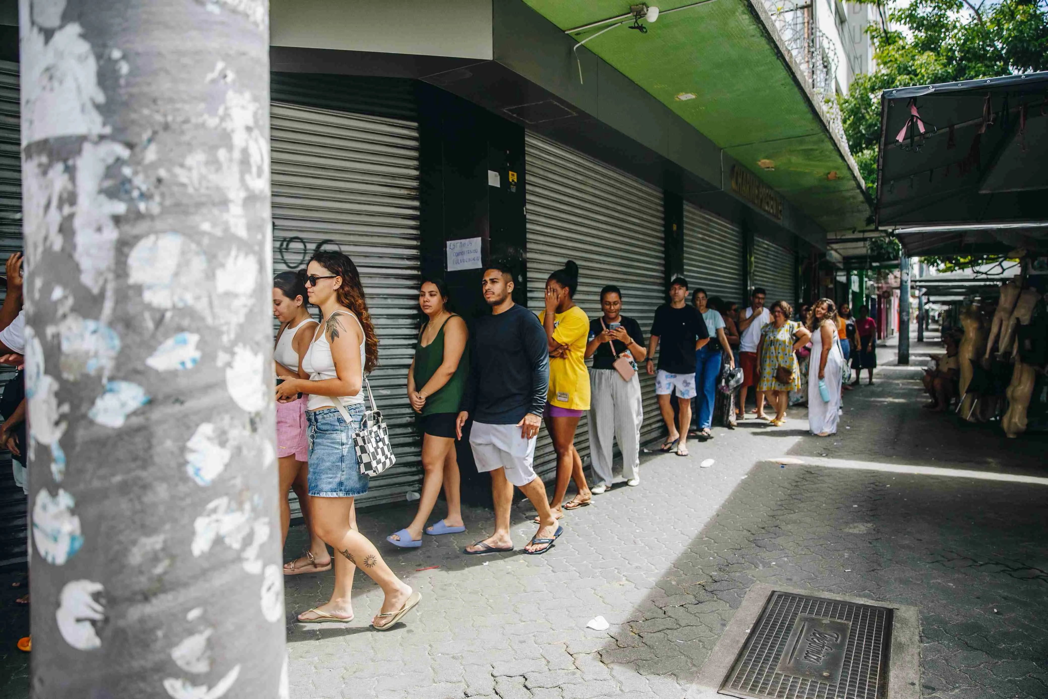 Movimentação é intensa ao ponto de a fila dobrar na rua Guilherme Rocha