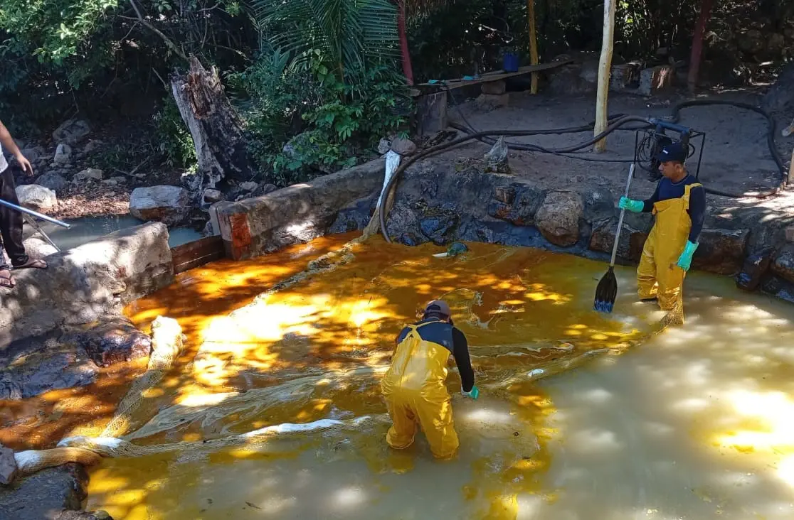 Imagem da notícia: Caminhão tomba, derrama 30 mil litros de óleo em rio e cachoeira muda de cor em Tianguá