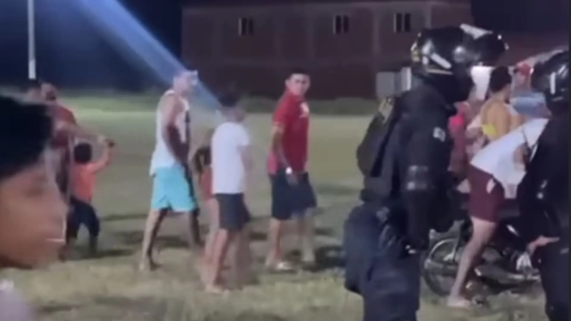 Imagem da notícia: Adolescente é morto a tiros em campo de futebol após jogo em Massapê, no Ceará