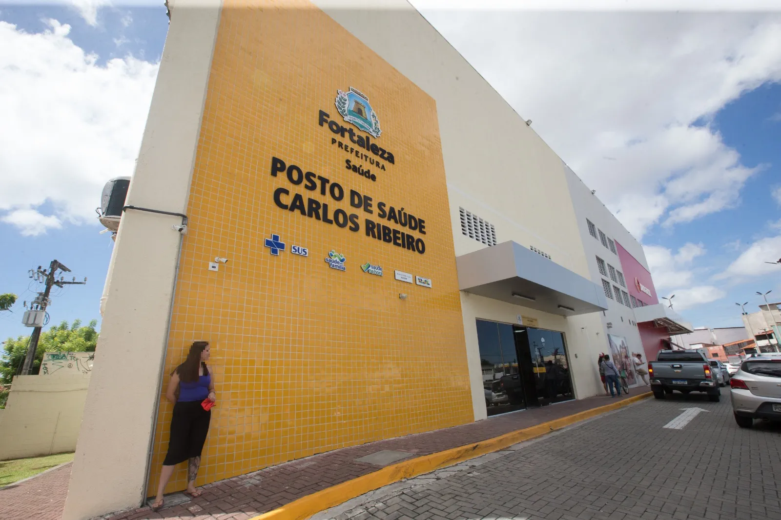 Na manhã de segunda-feira, posto Carlos Ribeiro, com estrutura totalmente renovada, estava lotado de pacientes de aguardando medicações e consultas; na lista obtida pelo DN, ele aparece com déficit de três enfermeiros