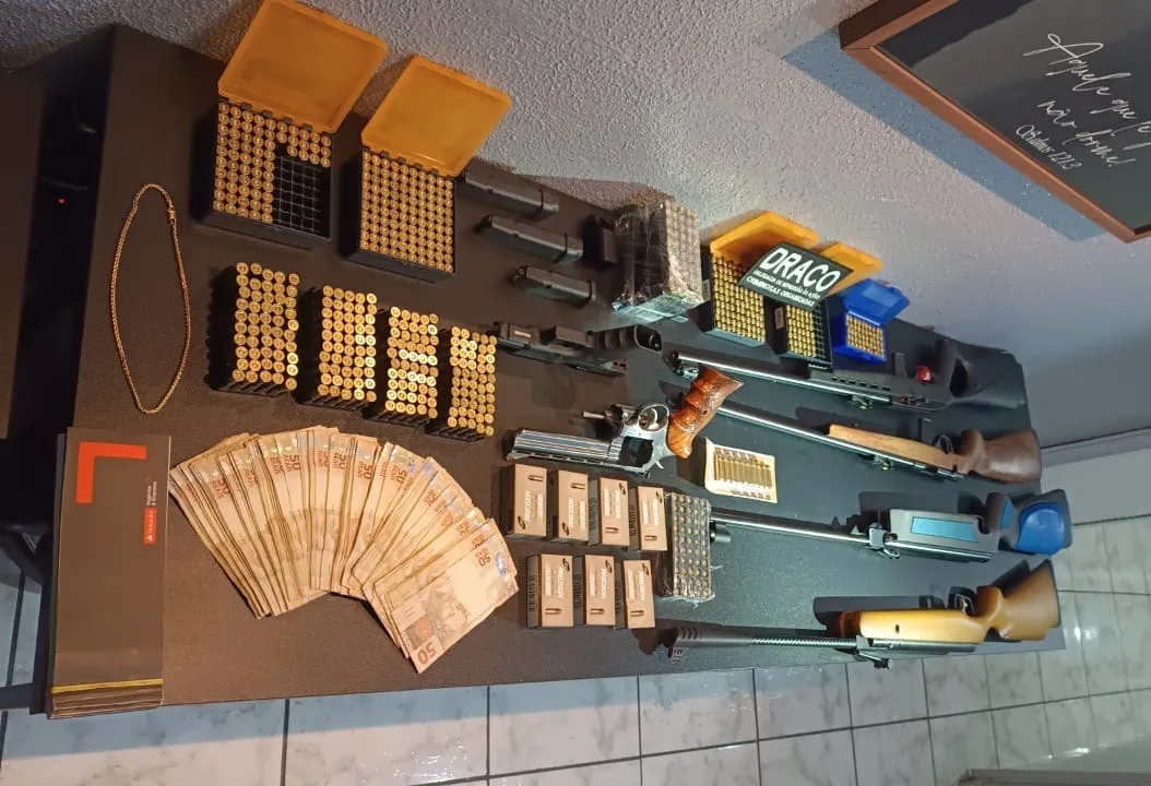 Armas de fogo e dinheiro foram apreendidos com os suspeitos de integrar a facção criminosa Comando Vermelho