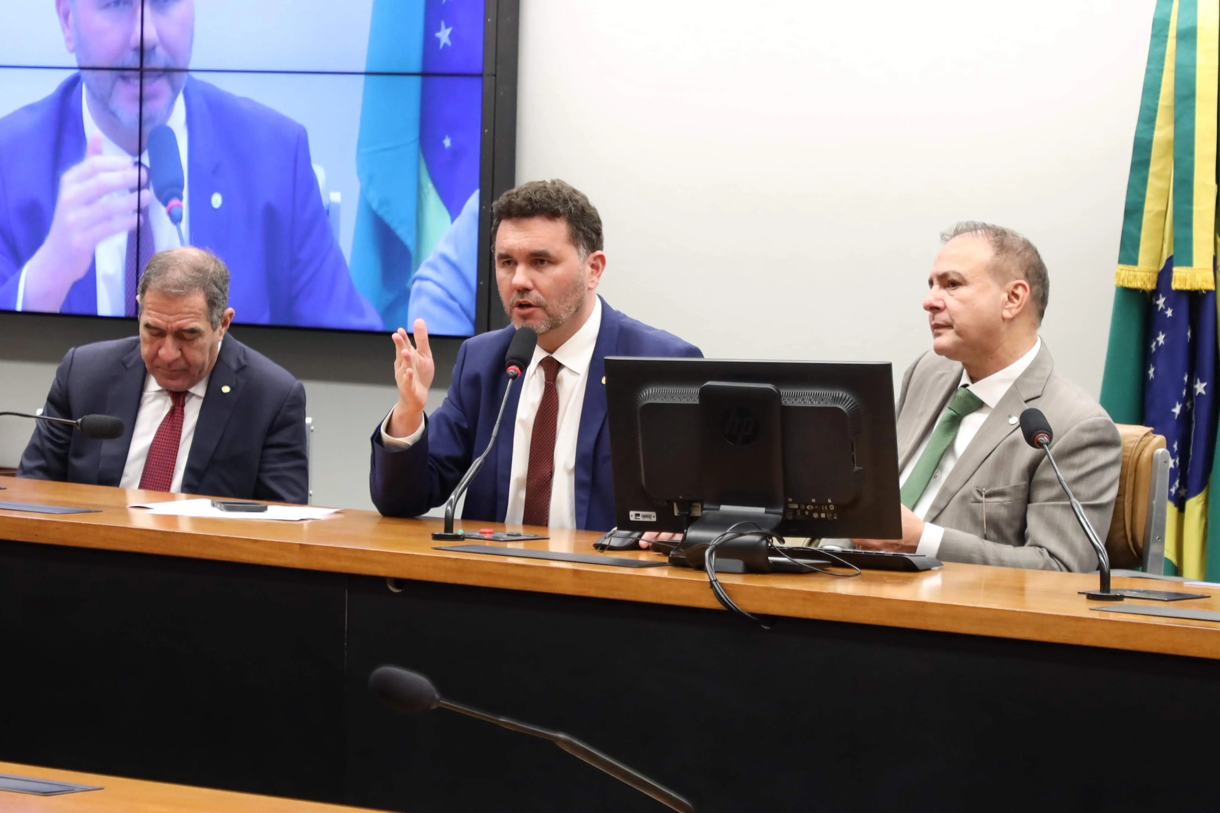 Imagem da notícia: Após liberação parcial das emendas, bancada cearense faz nova divisão dos repasses; veja