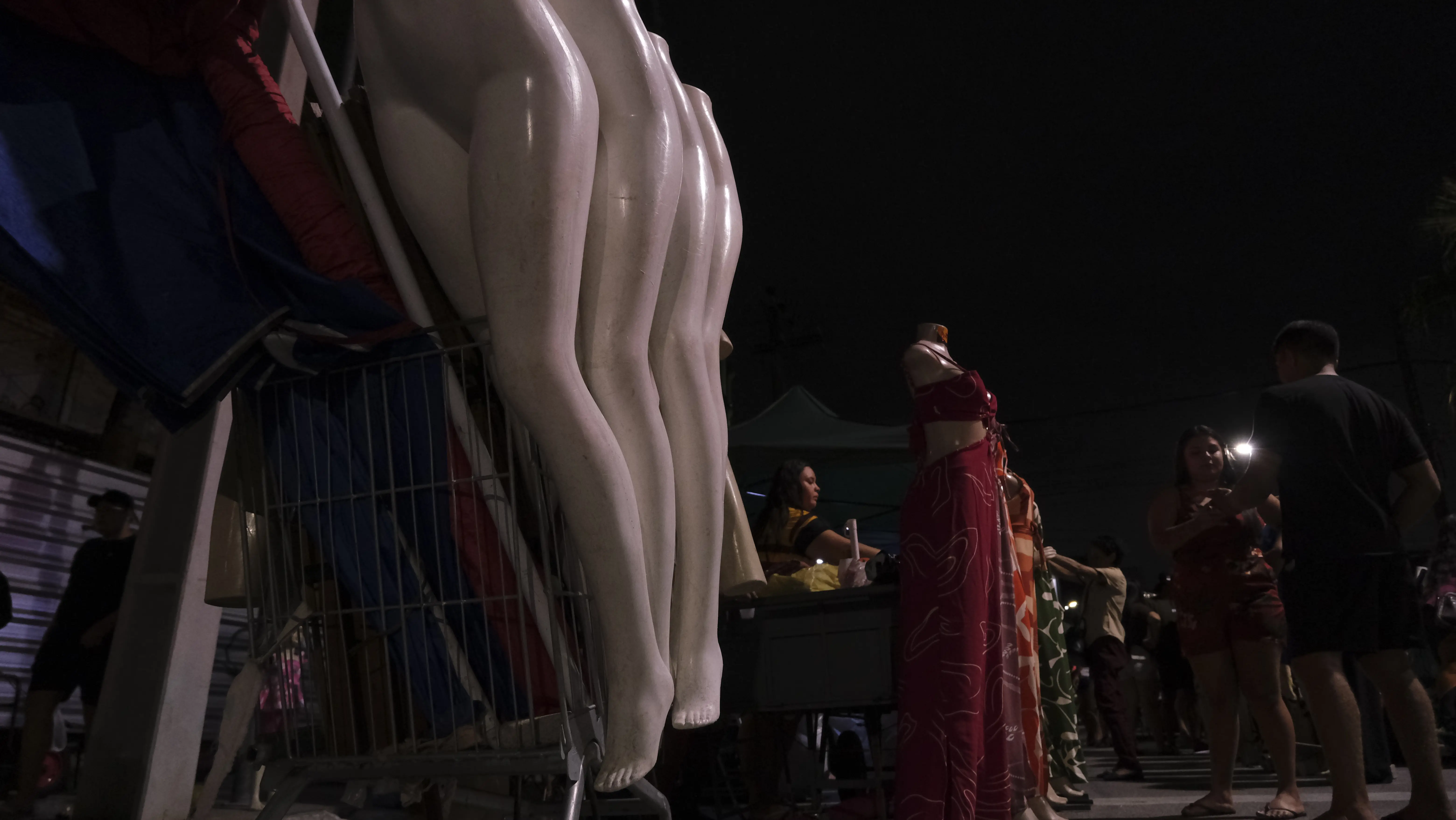 Manequins sem roupa para a Feira da Madrugada
