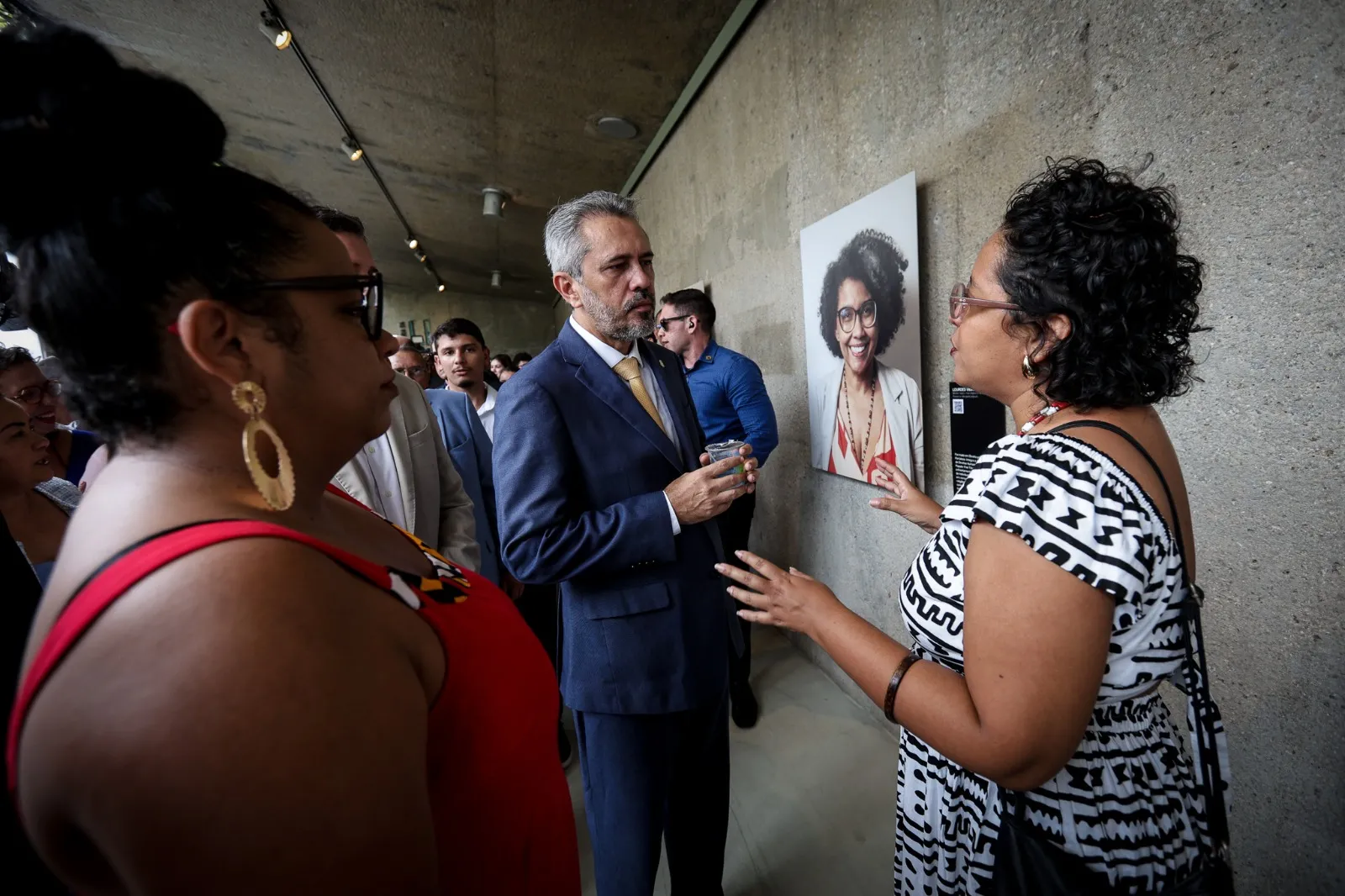 Governador Elmano assinou decreto que cria a Galeria. Na foto, político conversa com Cícera Barbosa e a curadora Ana Aline Furtado