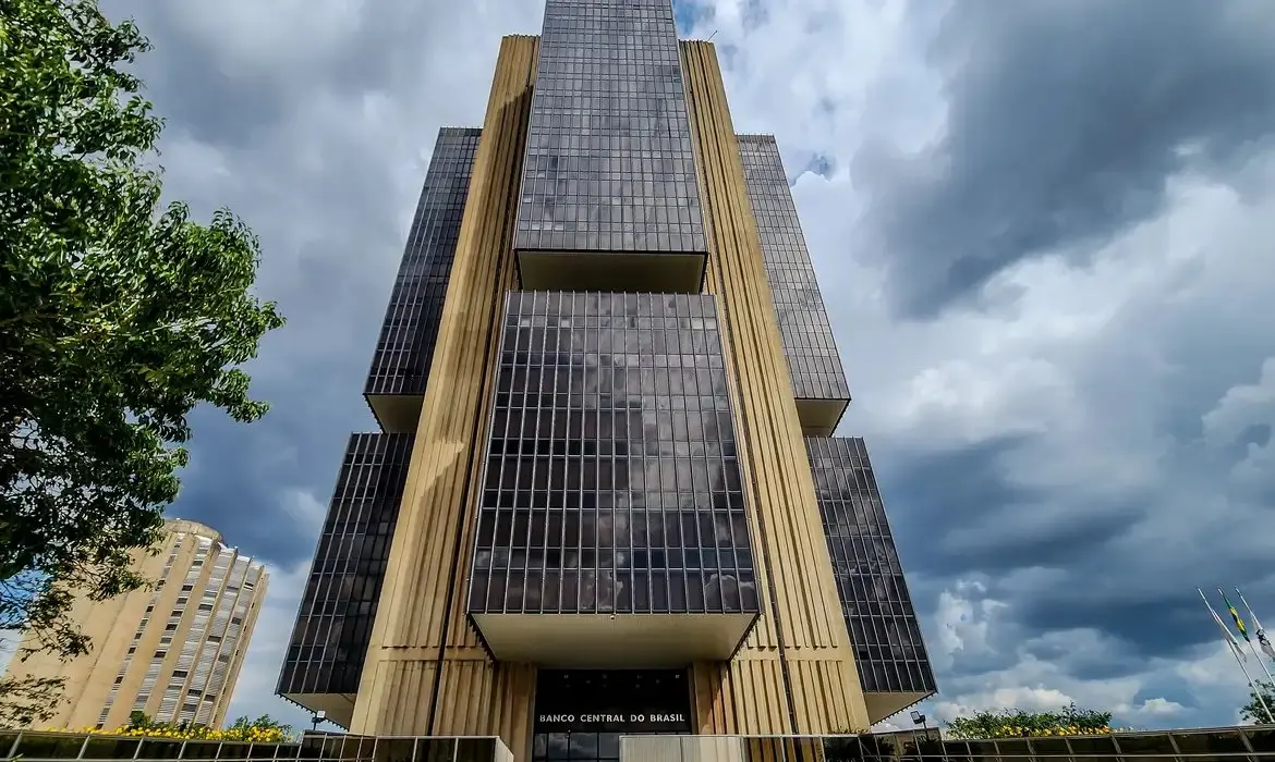Imagem da fachada do Banco Central para ilustrar elevação da taxa Selic