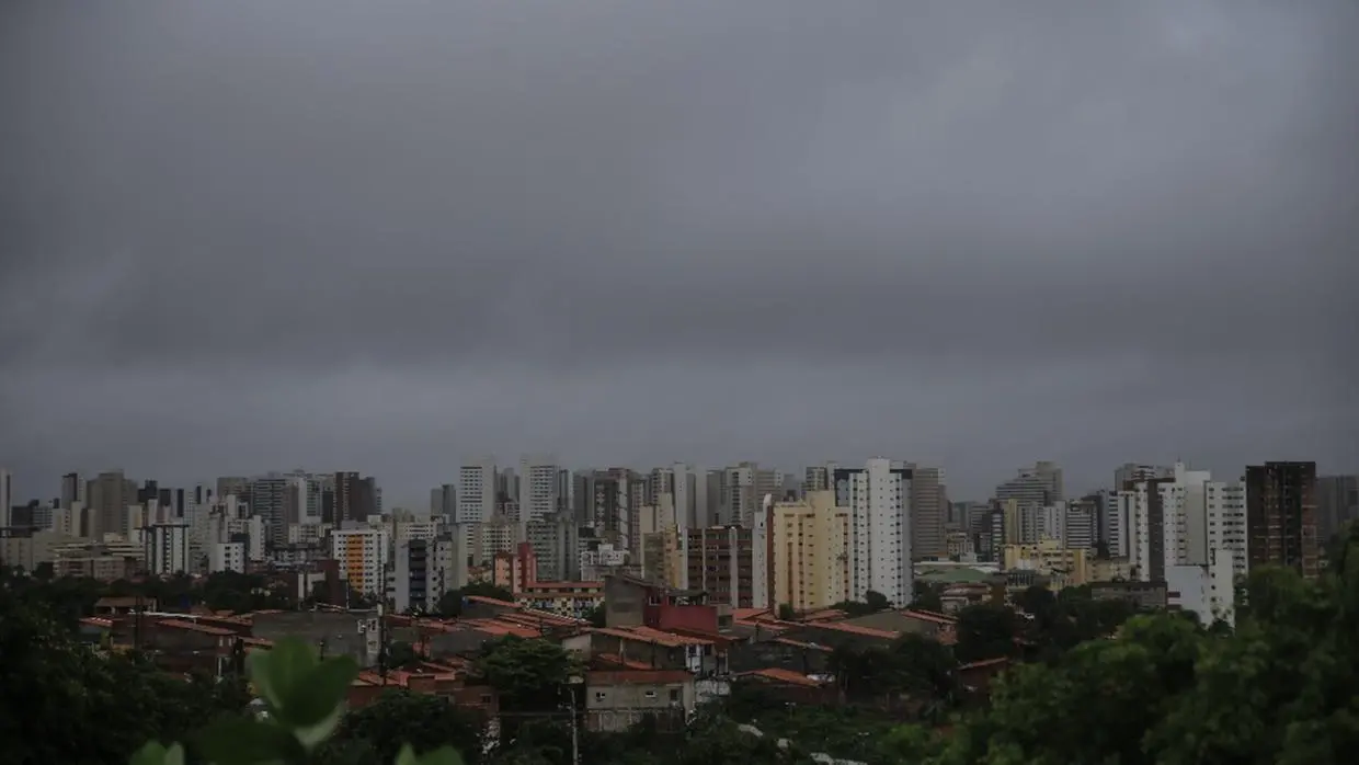 Imagem da notícia: Fortaleza registra temperatura mínima de 22,6°C na madrugada do sábado; veja previsão do tempo