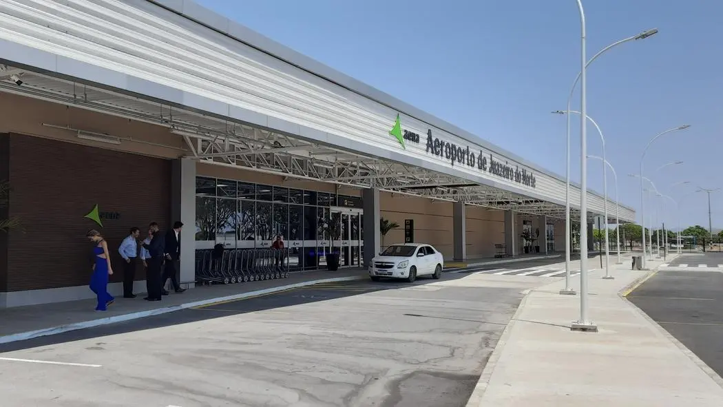 Voos direto entre Fortaleza e Juazeiro do Norte devem seguir até maio. Na imagem, foto da fachada do aeroporto de Juazeiro