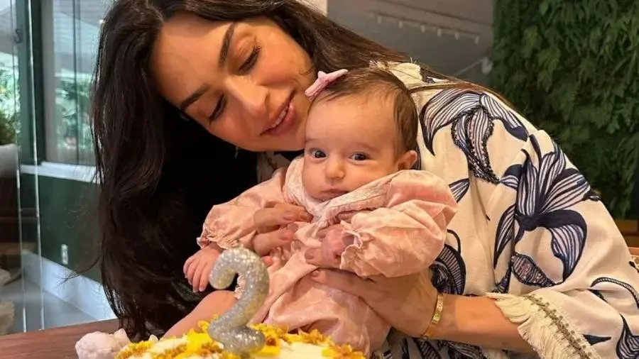 Imagem da notícia: Thaila Ayala revela que lembrança de abuso impacta na criação da filha: 'Não senta no colo do avô'
