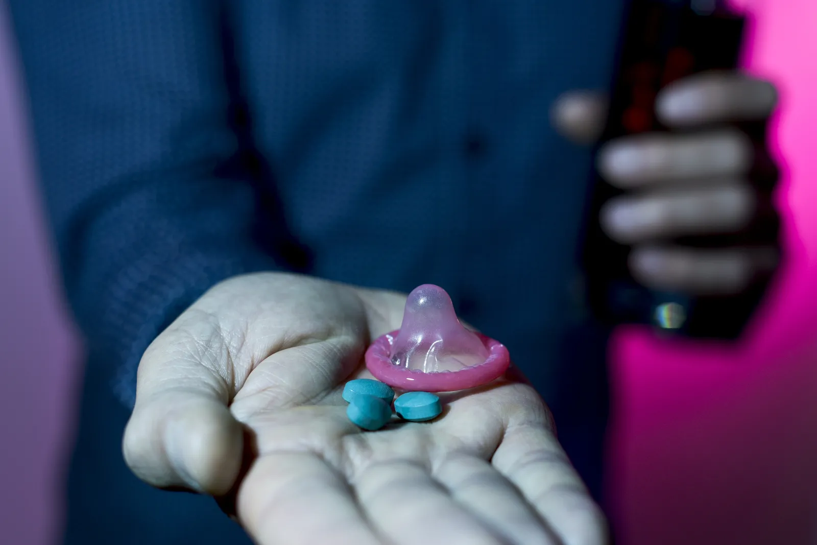 Consumo de drogas para aumentar tempo e performance do sexo gera dependência química e expõe usuários a infecções sexualmente transmissíveis