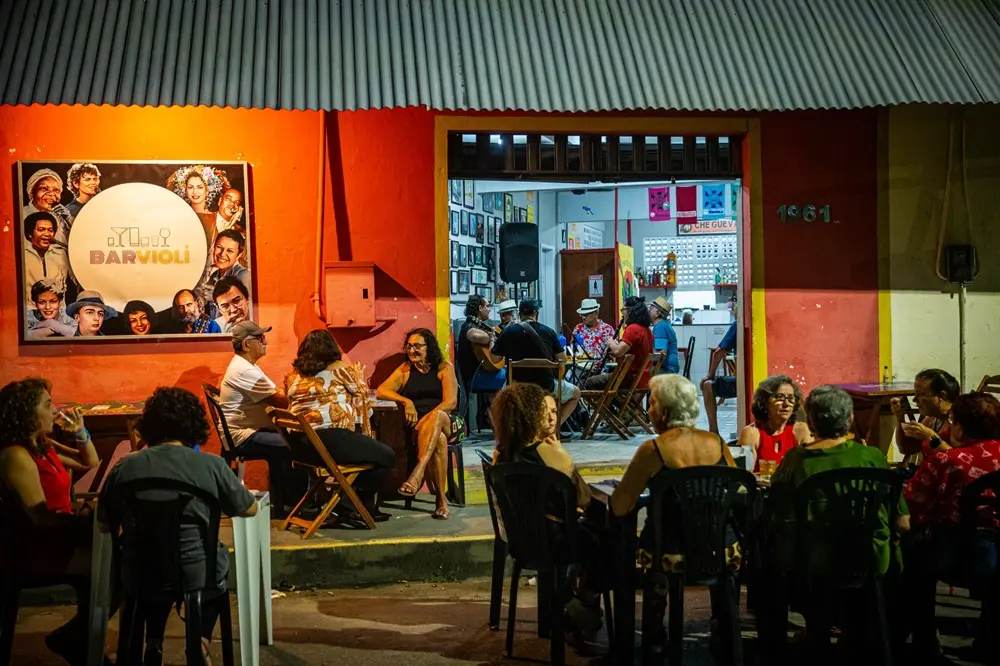 Imagem da notícia: Bar de Fortaleza leva roda de choro para a calçada, com direito a cortejo musical no meio da rua