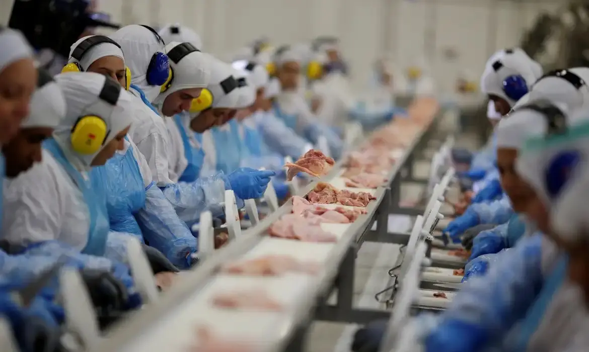 Imagem da notícia: Combustíveis, alimentos e produtos metalúrgicos puxam vendas da indústria cearense