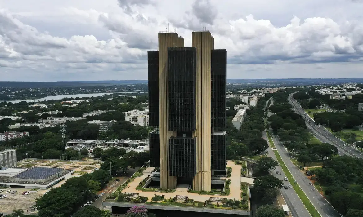Foto que contém a sede do Banco Central, em Brasília