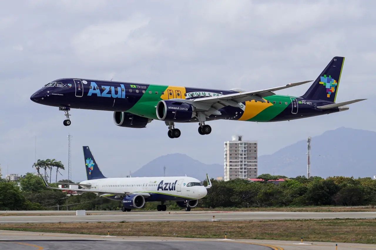 aviões da azul no aeroporto de fortaleza