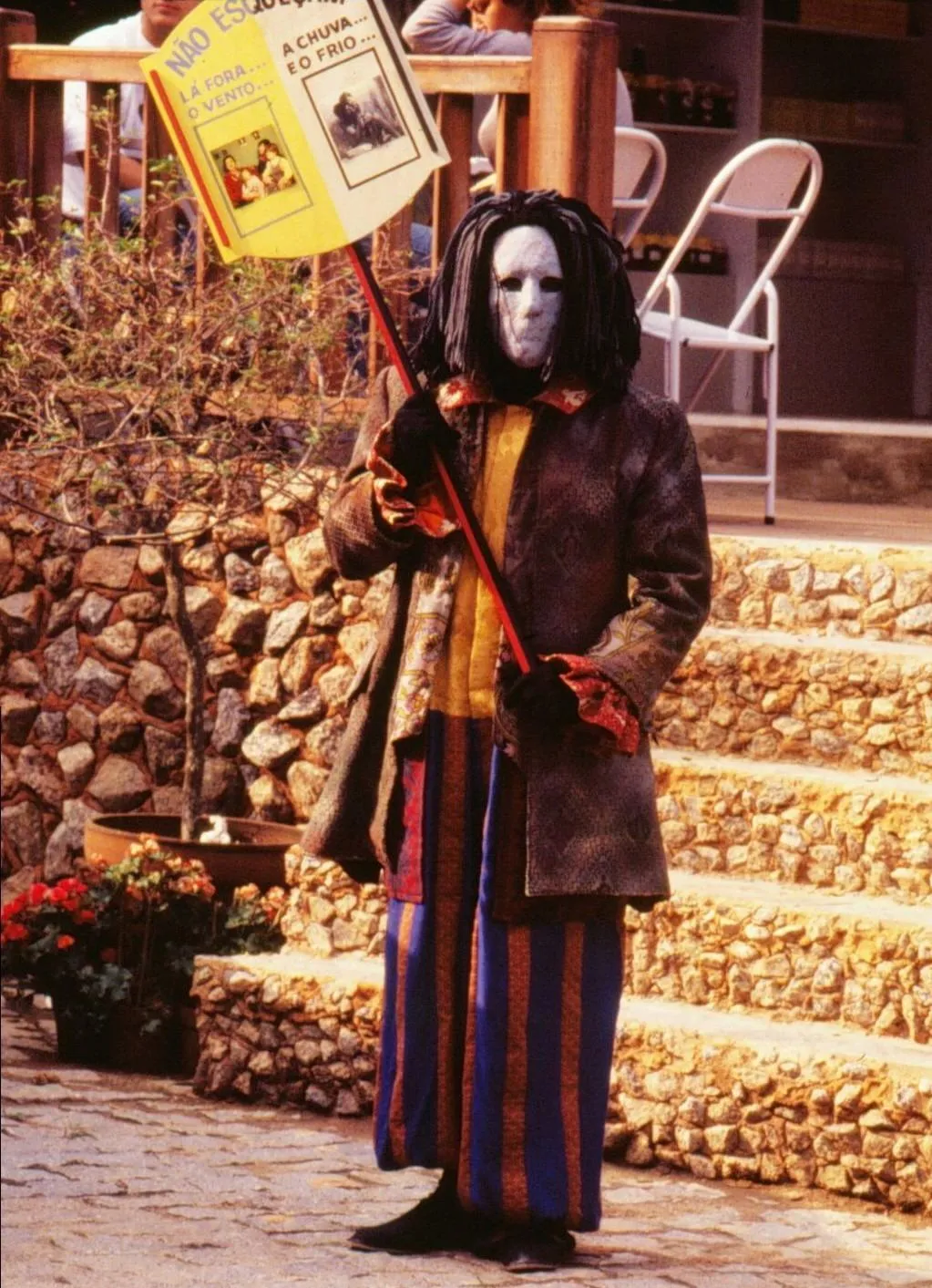 O Mascarado aparece em diversos momentos ao longo da trama, tanto interagindo com outros personagens como lutando por alguma causa social