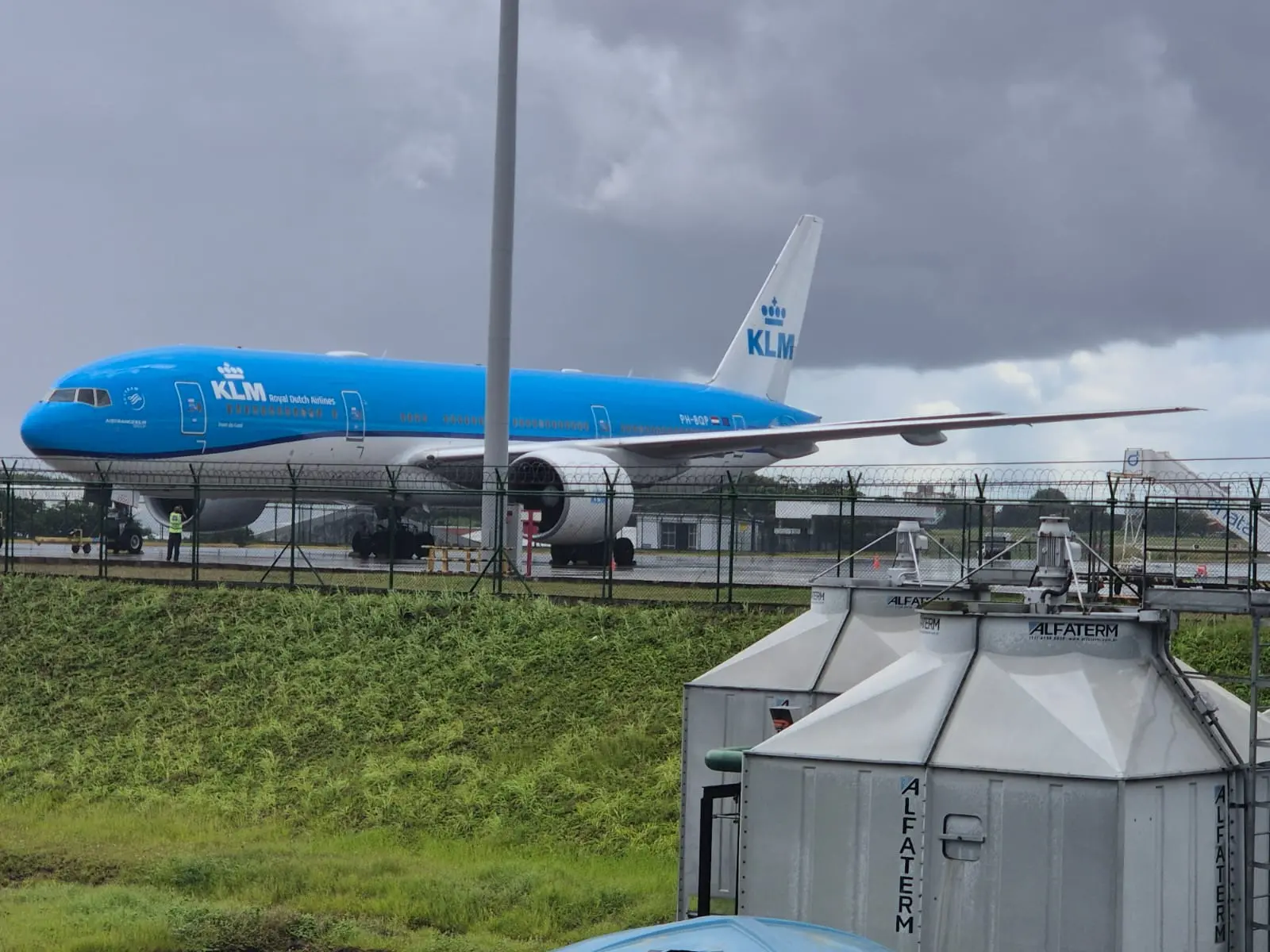 boeing 777-200 estacionado no aeroporto de fortaleza devido a problemas técnicos