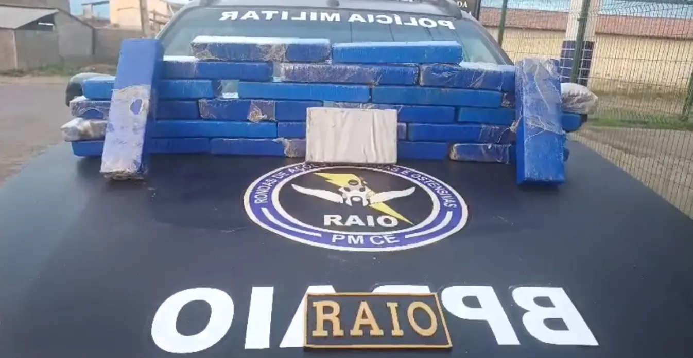 Imagem da notícia: Dupla foge em carro pela contramão em rodovia, é perseguida e presa com 21 kg de drogas no Ceará