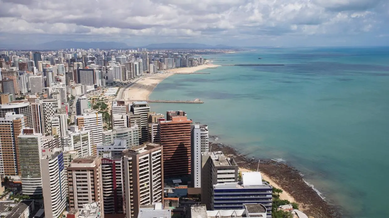 Vista aerea da beira-mar, com prédios contornando o mar