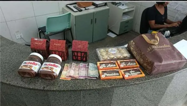 Imagem da notícia: Suspeito de assaltar loja de chocolates é rendido por populares e preso no Ceará