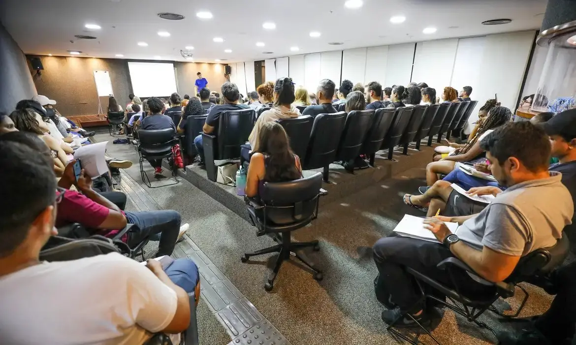Imagem da notícia: Com salários de até R$ 17 mil, edital da 2ª edição do CNU é divulgado; veja tabela de cargos