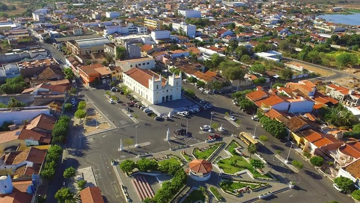 Imagem da notícia: Julgamento de prefeito detalha interferência do Comando Vermelho na eleição de Santa Quitéria (CE)
