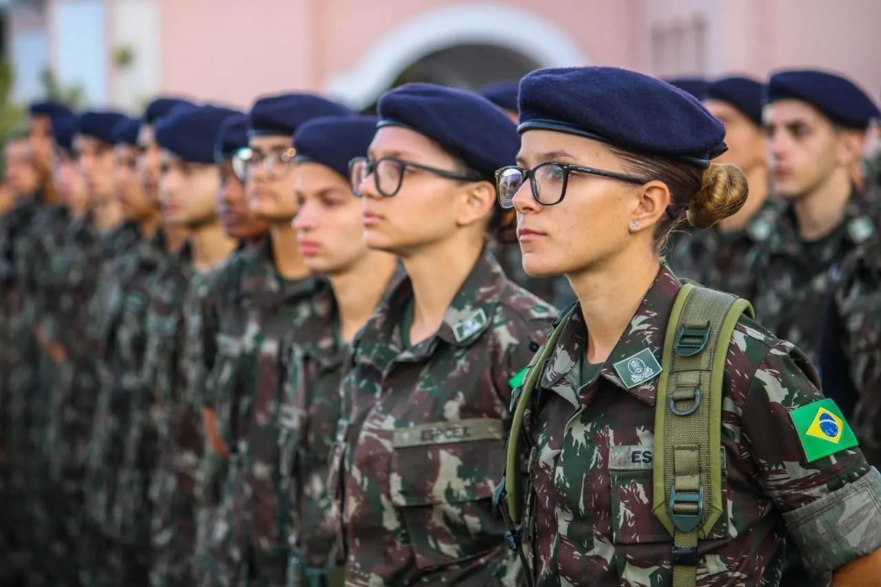 Imagem da notícia: Ceará teve mais de 900 inscritas no alistamento militar feminino, aponta Ministério da Defesa