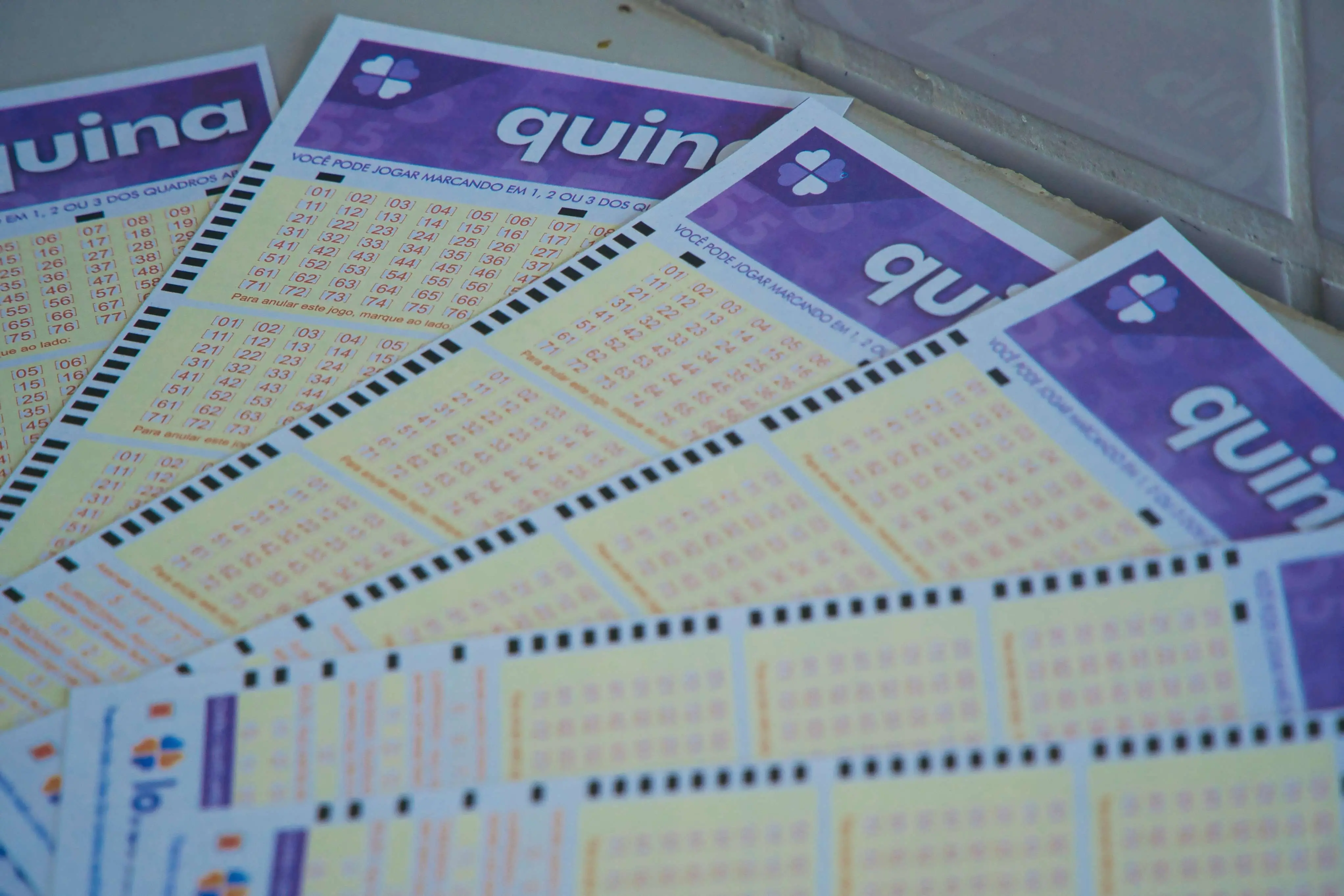 Imagem da notícia: Prêmio milionário da Quina 6763 acumula e 28 sortudos levam R$ 8,7 mil na quadra