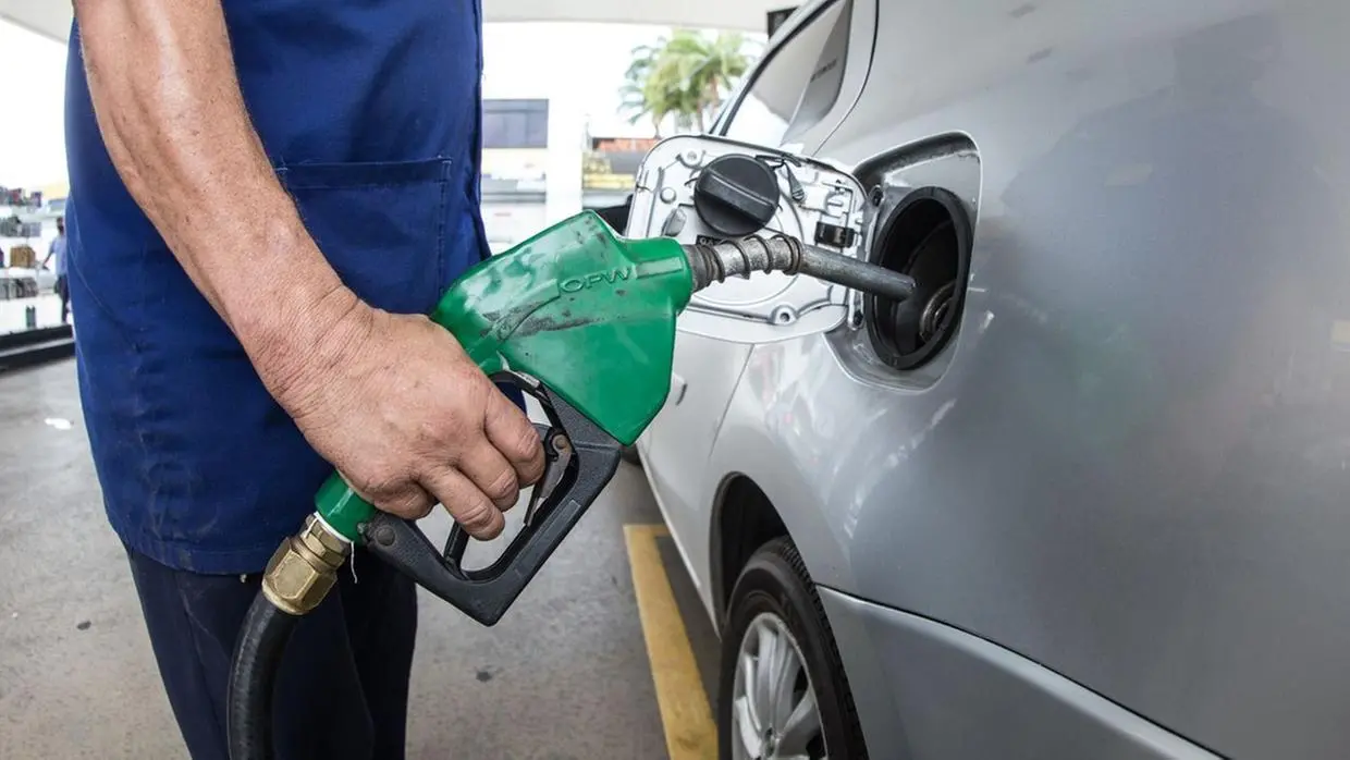 Imagem da notícia: Mais etanol na gasolina aquece demanda por soja e milho