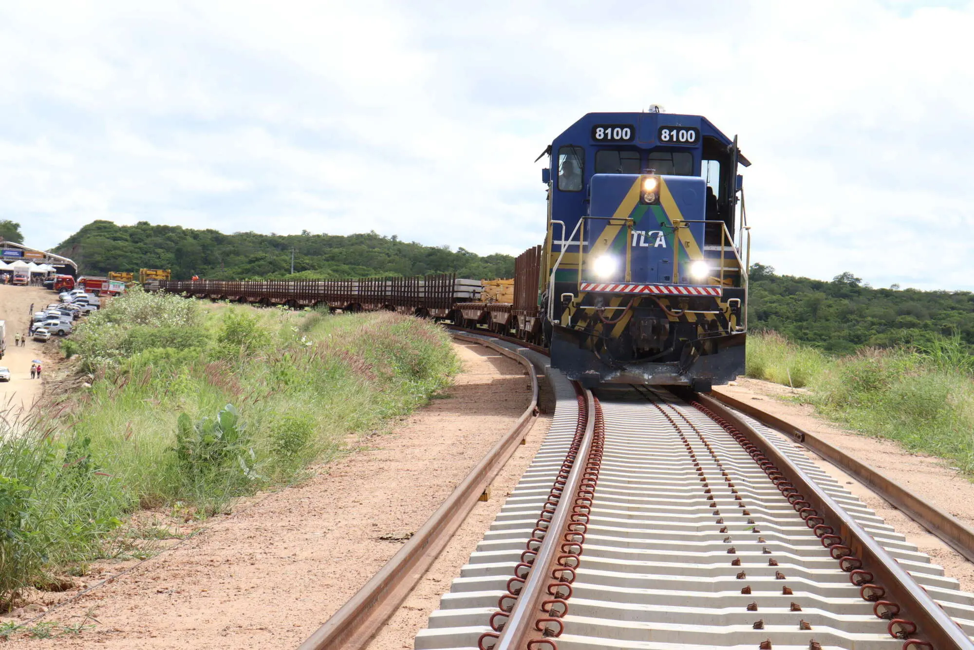 Foto que contém obras da ferrovia Transnordestina no interior do Ceará
