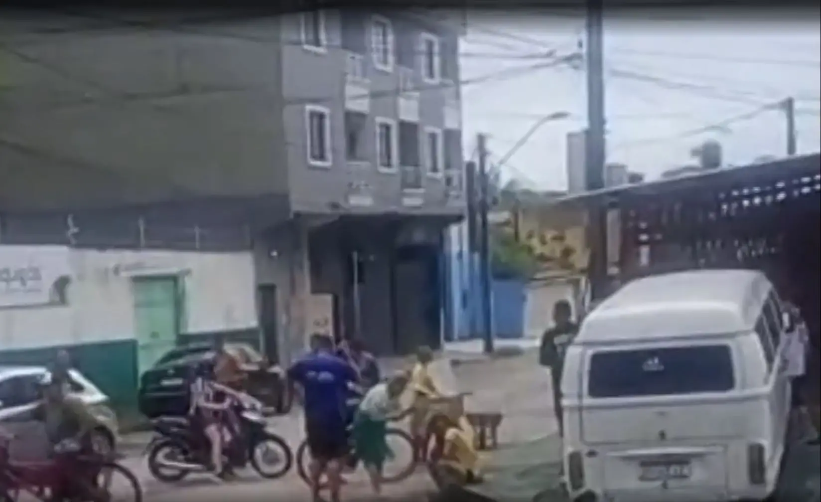 Imagem da notícia Homem sofre tentativa de linchamento após assalto e é preso em Fortaleza