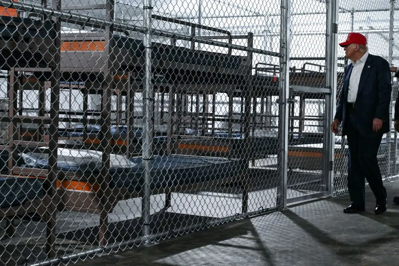 Imagem da notícia 'Alcatraz dos jacarés': Primeiro grupo de imigrantes é levado a centro prisional na Flórida