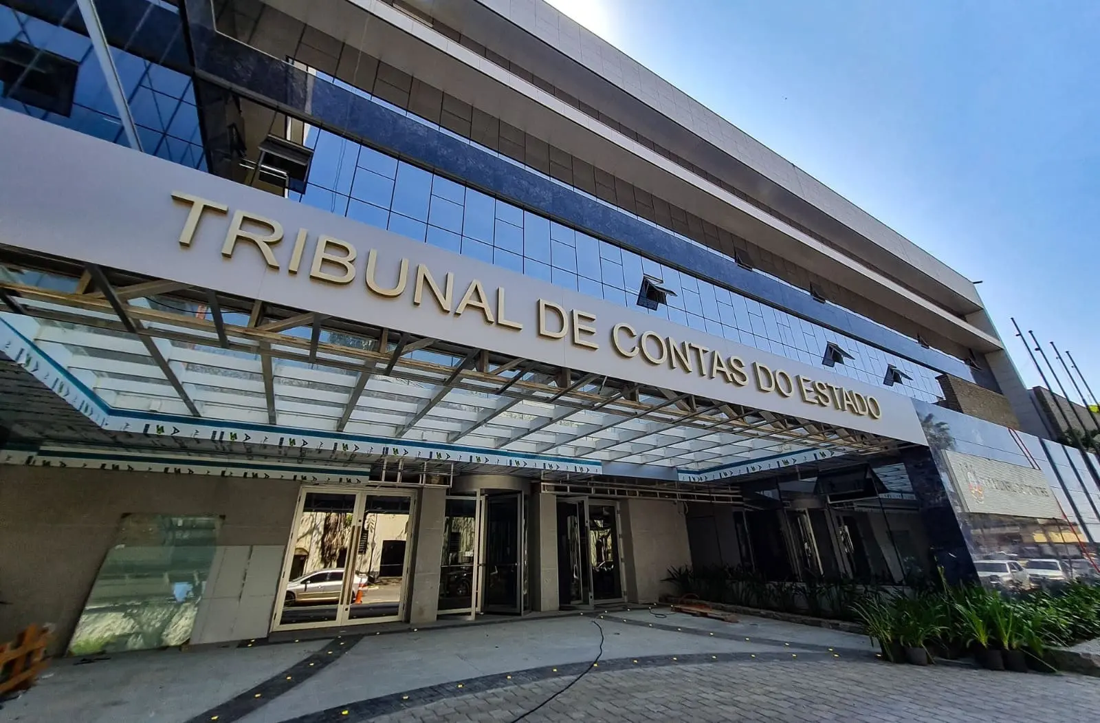 Imagem da notícia: Edital de concurso do TCE-RS tem 45 vagas e salários iniciais de R$ 20 mil; veja detalhes